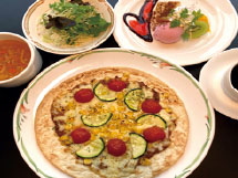 キーマカレーと夏野菜のピザ