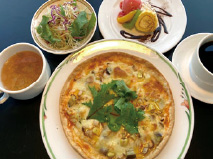 秋野菜とモッツアレラチーズのピザ