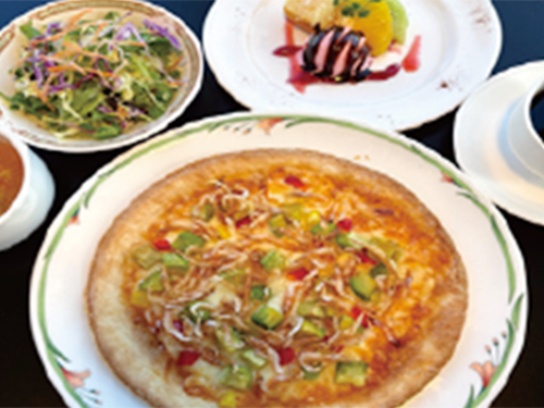 桜えびとアボカドのオーロラソースピザ